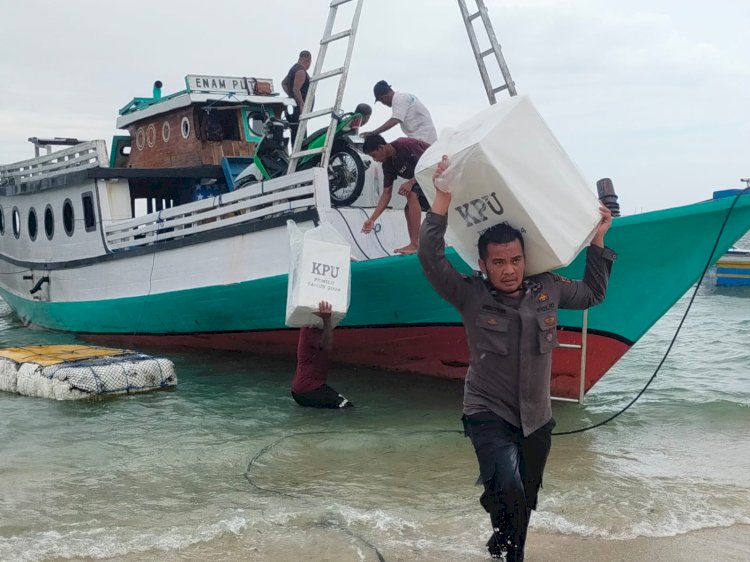 Logistik Pemilu 2024 dari Pulau Terluar Akhirnya Digeser Ke KPUD Kabupaten Rote Ndao Dengan Pengawalan Ketat