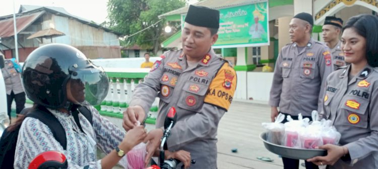 Menyambut Berkah Ramadhan, Bersama Bhayangkari Kapolres dan Anggota Bagikan Takjil Gratis Kepada Pengendara