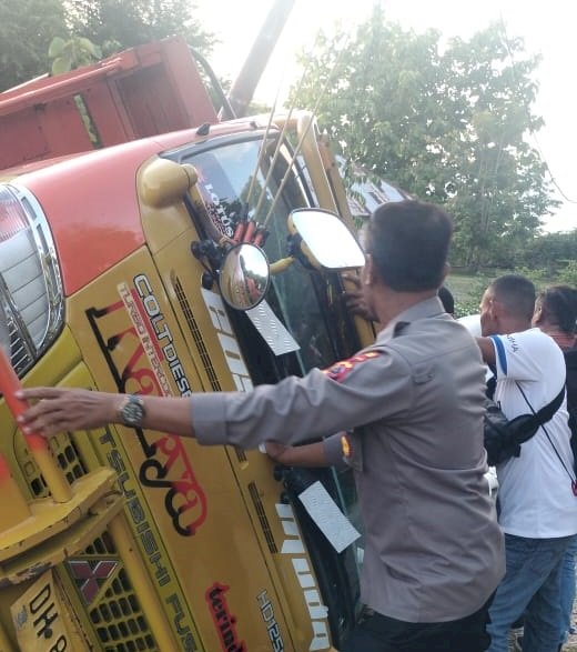 Respon Cepat Kapolsek Rote Timur Bantu Korban Kecelakaan Truk Terbalik