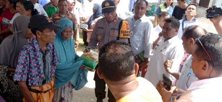 Mewakili Kapolres Rote Ndao, Kasat Narkoba Hadiri Kegiatan Bazar Pasar Murah di Oelaba