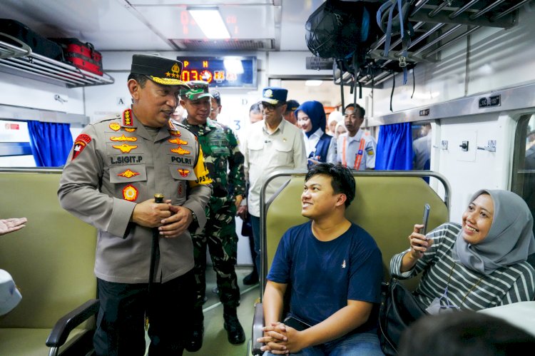 Kapolri Pastikan Pemudik Terlayani dengan Baik Saat Tinjau Stasiun Pasar Senen