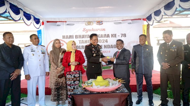 Syukuran Hari Bhayangkara Ke-78 Tahun 2024, Polres Rote Ndao Tandai Dengan Pemotongan Tumpeng