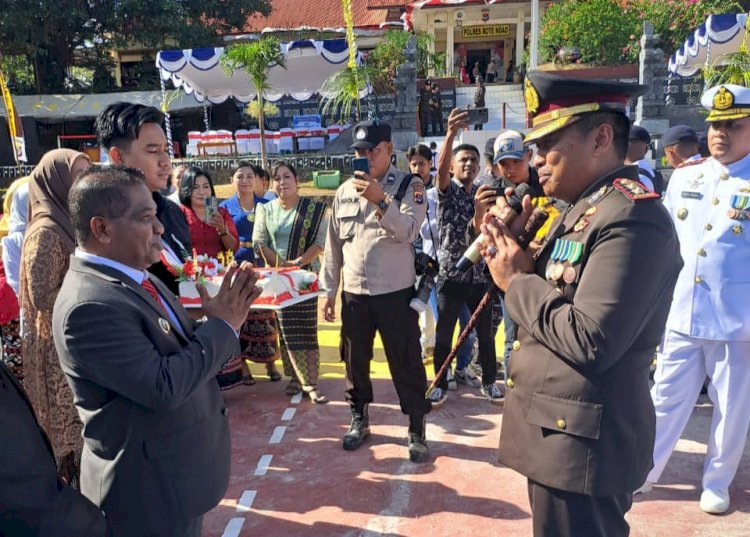 Pj Bupati Rote Ndao dan Personel TNI AL Pulau Rote Beri Kejutan Di Hari Bhayangkara Ke 78
