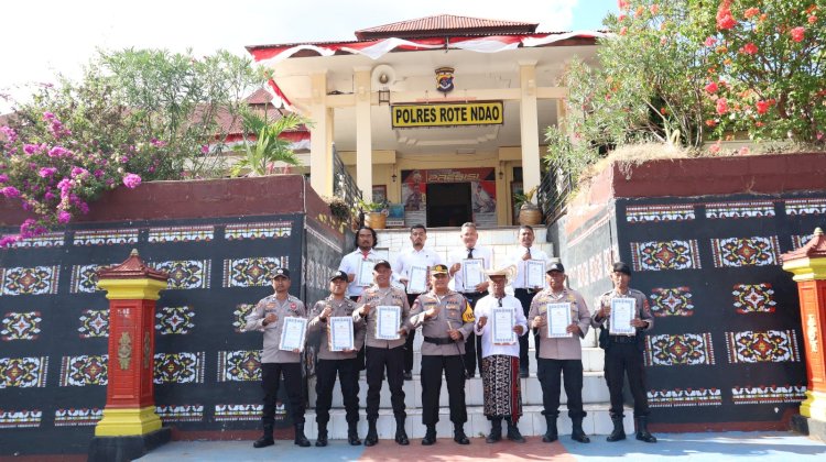 Kapolres Rote Ndao Berikan Reward Terhadap Kinerja Personel dan Masyarakat Yang Berdedikasi Bagi Polri