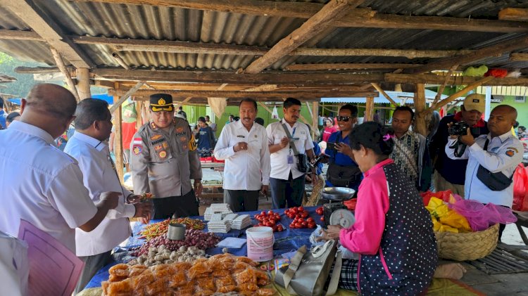 Dukung Program Pemerintah,Kapolres Rote Ndao dan Forkopimda Lakukan Operasi Pasar.