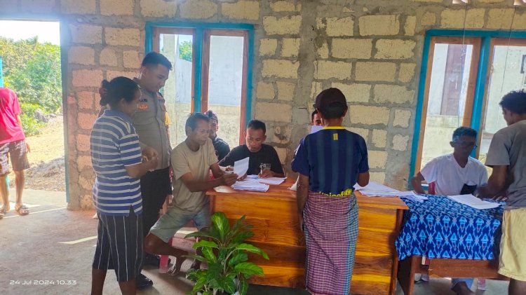 Bhabinkamtibmas Desa Kuli Aisele Lakukan Monitoring Distribusi Bantuan Pemerintah