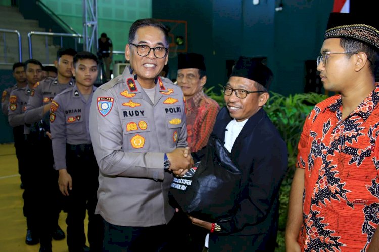 Bagikan Ribuan Paket Sembako,Ops NCS Polri Bawa Pesan Pilkada Damai Di Jawa Timur