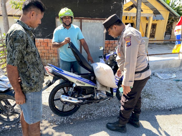 Operasi Pekat Turangga 2024,Personel Polsek Rote Timur Periksa Kendaraan Dan Barang Penumpang