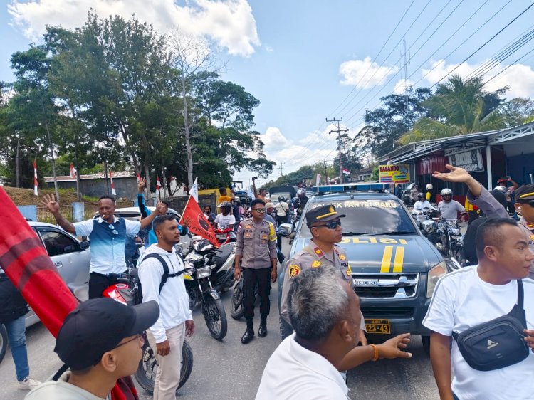 Personel Polsek Jajaran Dan Polres Rote Ndao Kawal Ketat Massa Pendukung Bakal Calon Pilkada Hari Kedua