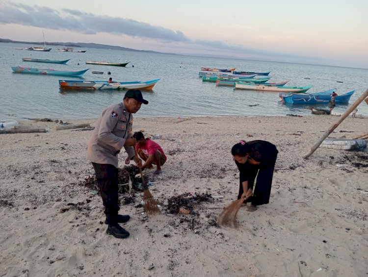 Mempererat Kemitraan Polsek Rote Timur Dan Masyaralat Tanjung Papela Dengan Membersihkan Pantai