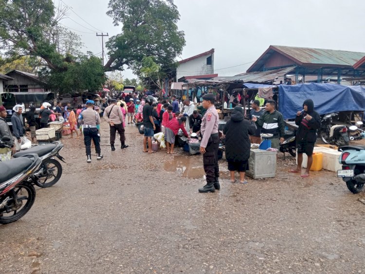 Patroli Jalan Kaki Upaya Pencegahan Gangguan Kamtibmas Saat Berlangsung Kegiatan Masyarakat