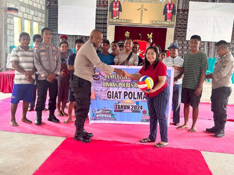 Kegiatan Polmas Sat Binmas Polres Rote Ndao Sekaligus Pembagian Fasilitas Olahraga Bagi Masyarakat