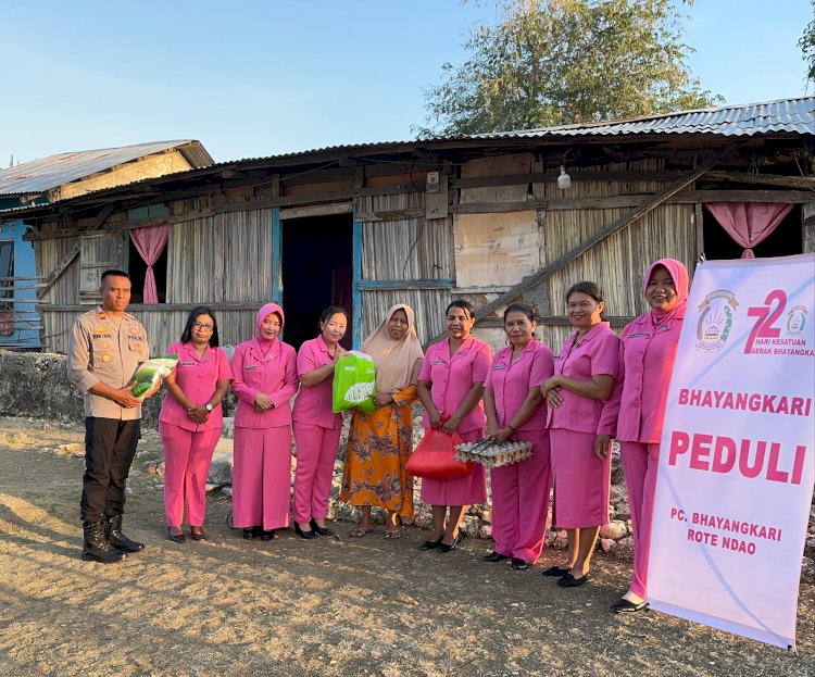 HUT HKGB Ke -72, Bhayangkari Ranting Polsek Rote Timur Berbagi Kasih Bersama Warga