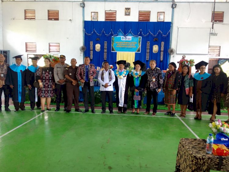 3 Anggota Polres Rote Ndao Raih Gelar Sarjana Hukum di Universitas Nusa Lontar