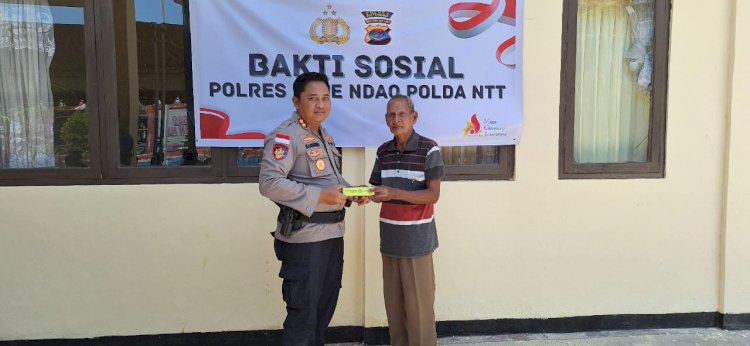 Kapolres Rote Ndao AKBP Mardiono,S.ST.,M.K.P Dan Ketua Cabang Bhayangkari Lakukan Bansos Bagi Lansia DI Wilkum Polsek Pantai Baru
