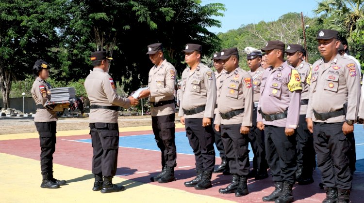 Pemberian Reward Dan Punishment Bagi Personel Polres Rote Ndao Dan Polsek Jajaran