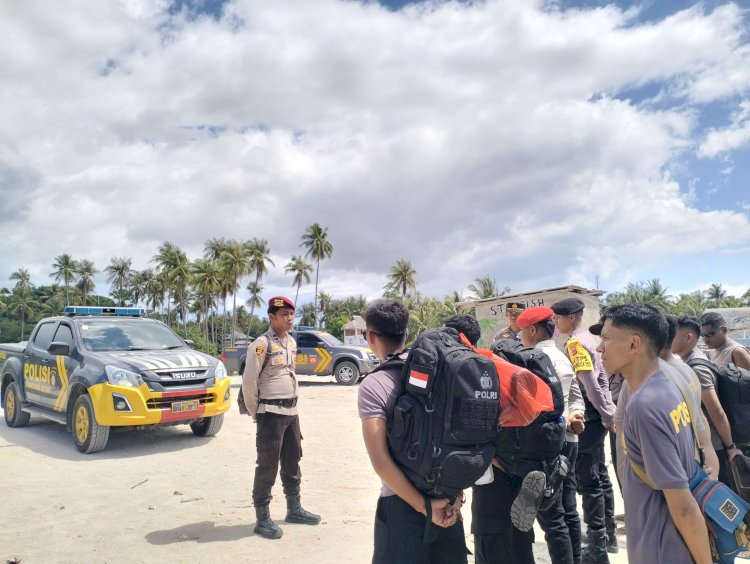 12 Personel Polres Rote Ndao Lakukan Pengawalan Logistik Pilkada Serentak 2024 Menuju Pulau Terluar NKRI