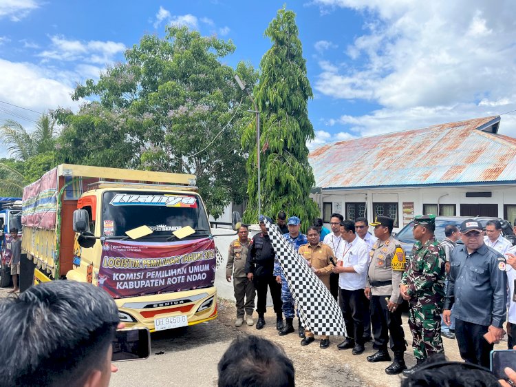 Kapolres Rote Ndao Hadiri Acara Pelepasan Logistik Pilkada Serentak Kabupaten Rote Ndao