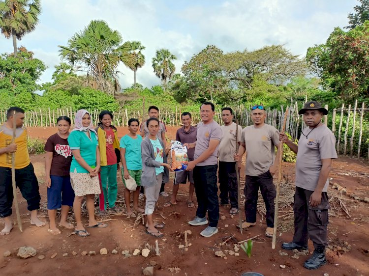 IPDA I Gede P Parwata S.H : Polsek Pantai Baru Beri Bantuan Bibit Jagung Dan Bersama Masyarakat Dukung Asta Cita Pemerintah