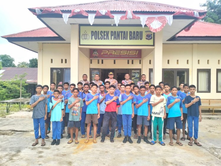 Polsek Pantai Baru Bersama Siswa SMPN Panbar Tanam 300 Anakan Pisang