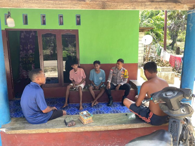 Kegiatan Sambang Bhabinkamtibmas Polsek Rote Barat Laut Di Desa Oebole