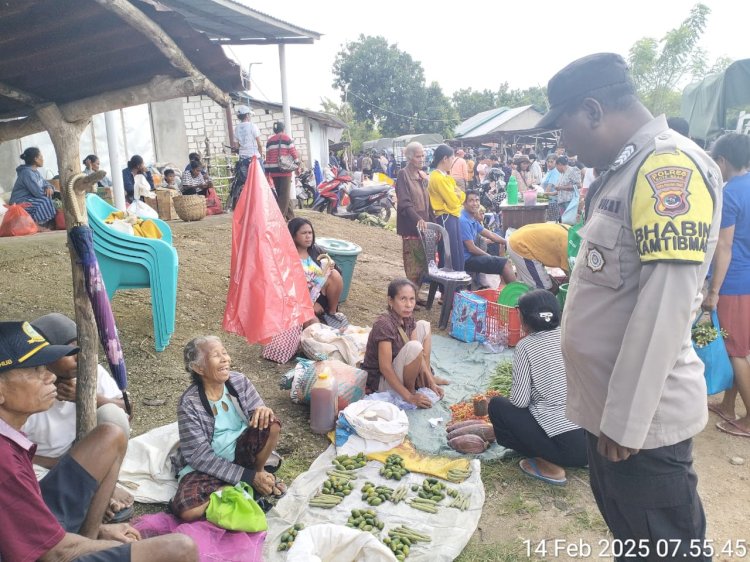 Kegiatan Bhabinkamtibmas Polsek Rote Selatan Pada Pasar Mingguan Oele