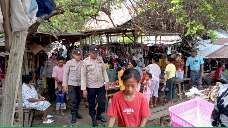 Personel Polsek RBD Lakukan Pengamanan Kegiatan Masyarakat Pada Pasar Sakubatun