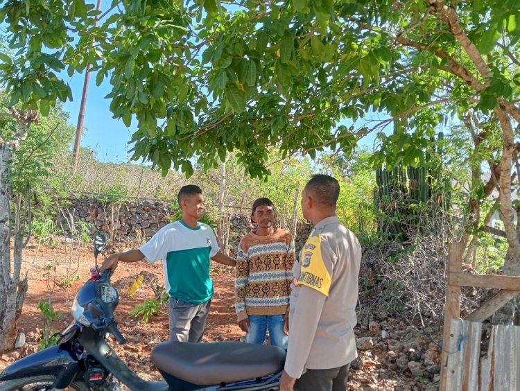 Patroli Dialogis Bhabinkamtibmas Polsek Lobalain Di Desa Binaan