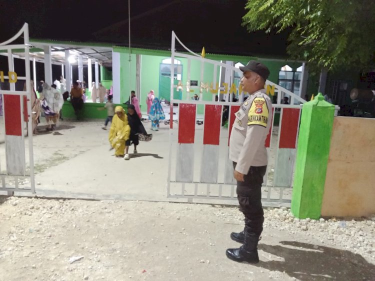 Personel Polsek Rote Timur Melaksanakan Pengamanan Sholat Tarawih Untuk Jamin Keamanan Jemaah