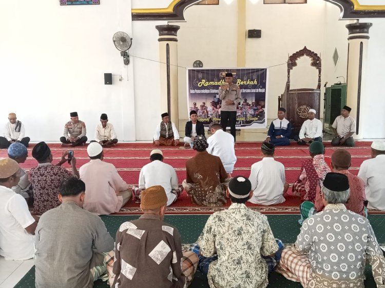 Kapolsek Rote Barat Laut Dan Personel Polsek Melaksanakan Buka Puasa Bersama Jemaah Jamiatul Islamiah