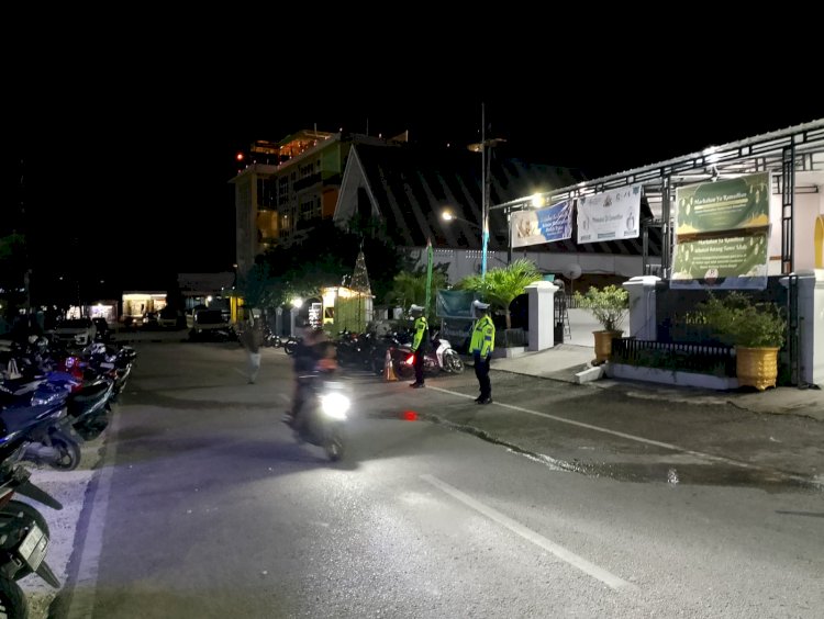 Personel Satuan Lalu Lintas Polres Rote Ndao Melaksanakan Kamseltibcarlantas Jelang Tarawih