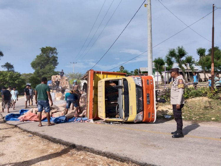 Truck Angkutan Barang Terguling Ditanjakan Kokadale, Muatan Tumpah Di Jalan