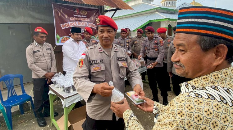 Satuan Reskrim Polres Rote Ndao Berbagi Takjil Bersama Warga