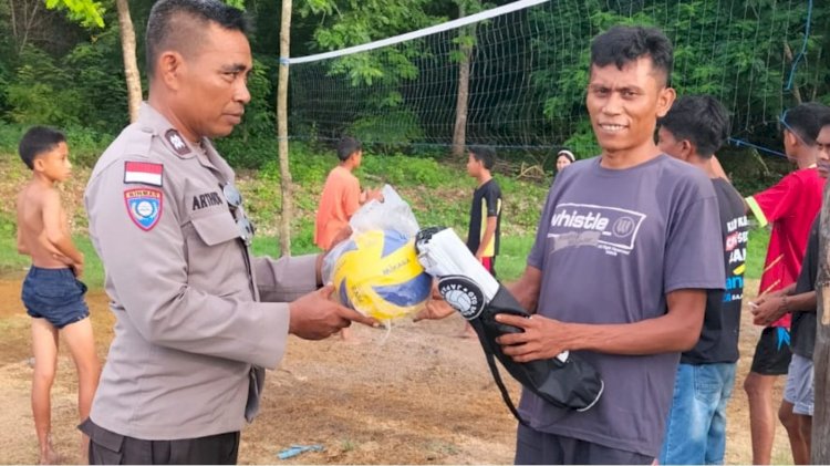 Bantuan Bola Voly Untuk Warga Binaan Dari Unit Binmas Polsek Rote Tengah