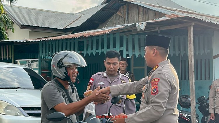 Kapolres Rote Ndao Berbagi Takjil Bersama Masyarakat Di Mesjid An Nur Metina
