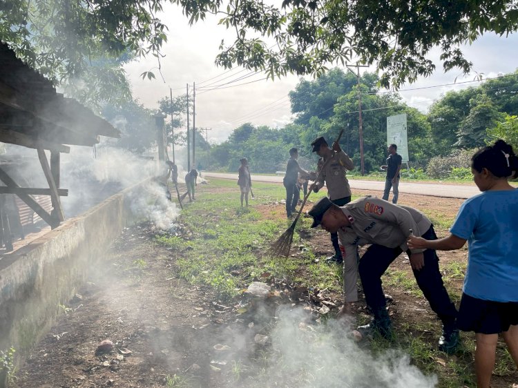 Polsek Rote Tengah Bersama Masyarakat Gotong Royong Membersihkan Pasar