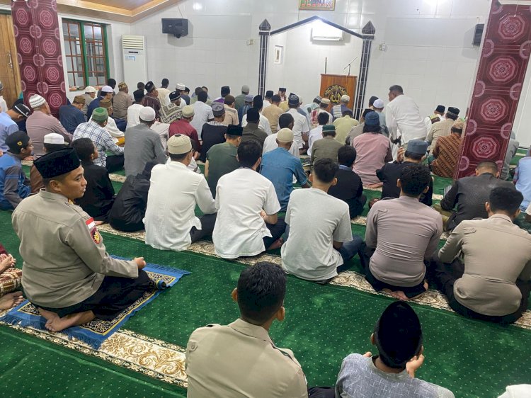 Kapolres Rote Ndao Melaksanakan Sholat Tarawih Bersama Jemaah Mesjid An Nur Metina