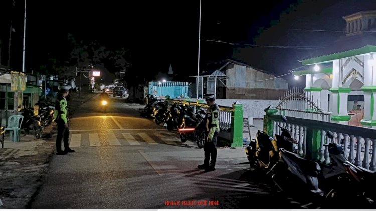 Pengamanan Sholat Tarawih Oleh Personel Satuan Lalu Lintas Polres Rote Ndao