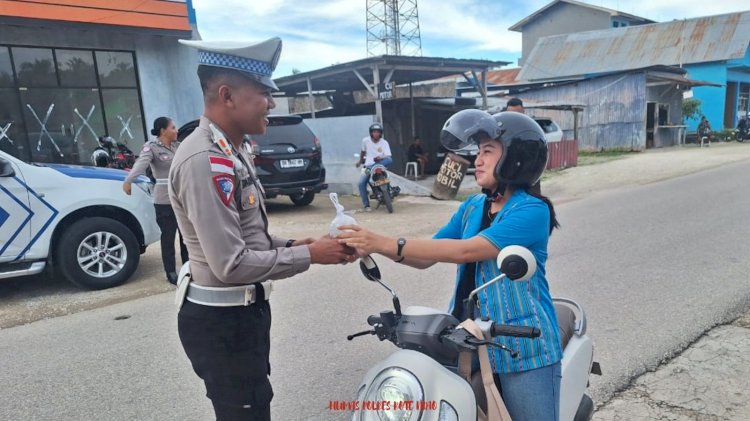 Iptu Ferdi Batuk : Sat Lantas Polres Rote Ndao Berbagi Takjil Bagi Masyarakat