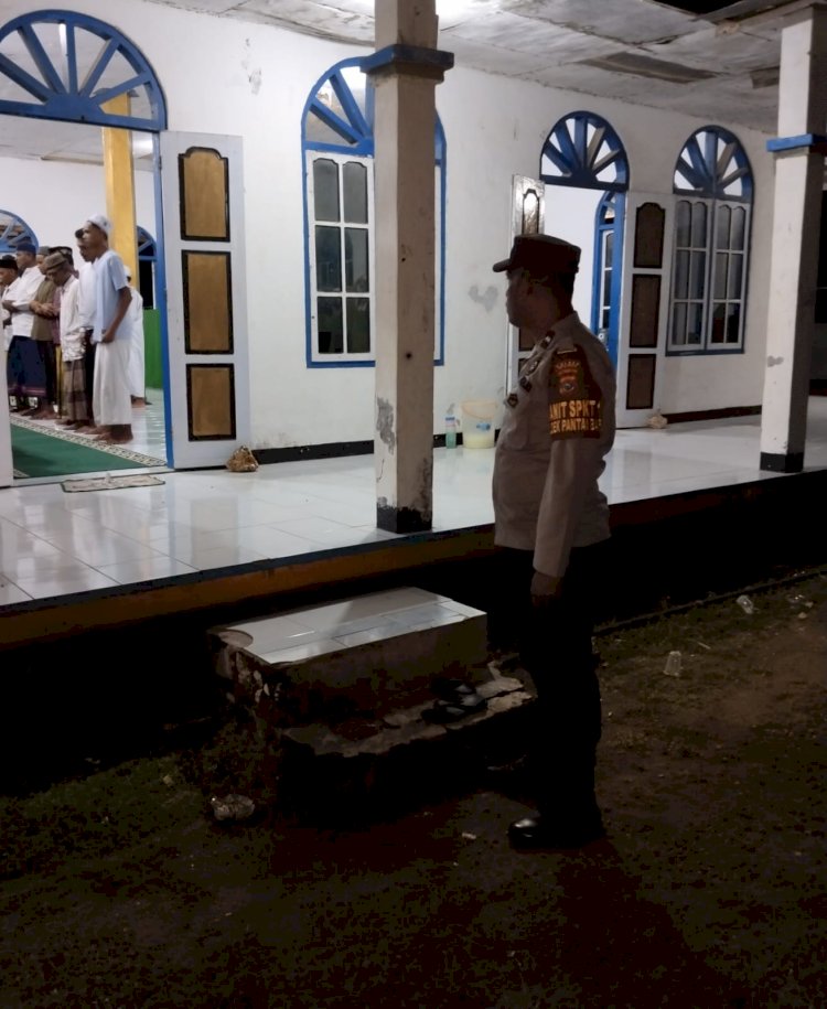 Pengamanan Sholat Tarawih Oleh Personel Polsek Pantaibaru