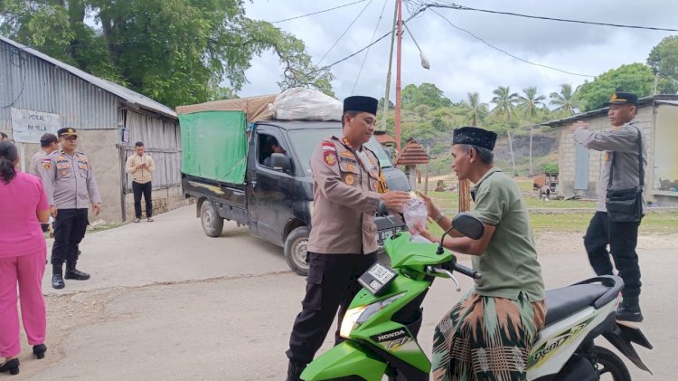 Kapolres Rote Ndao Berbagi Takjil Bersama Masyarakat Desa Papela