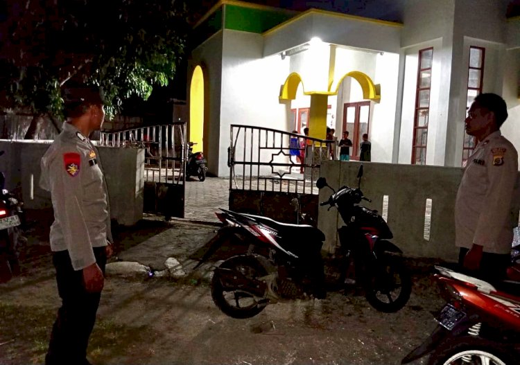 Personel Polsek Rote Barat Daya Lakukan Pengamanan Sholat Tarawih Pada Mesjid Nurul Iman Batutua