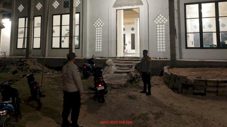 Personel Polsek Rote Barat Laut Lakukan Pengamanan Sholat Tarawih Pada Mesjid Jamiatul Islamiyah