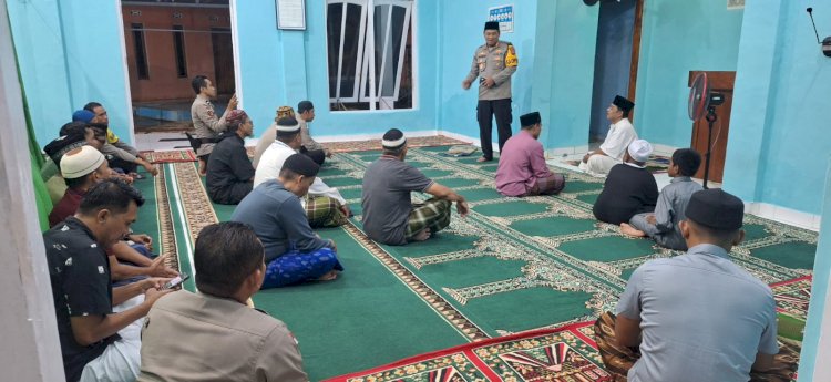 Kapolres Rote Ndao Melaksanakan Sholat Tarawih Sekaligus Himbauan Kamtibmas Di Mesjid Darul Fatah
