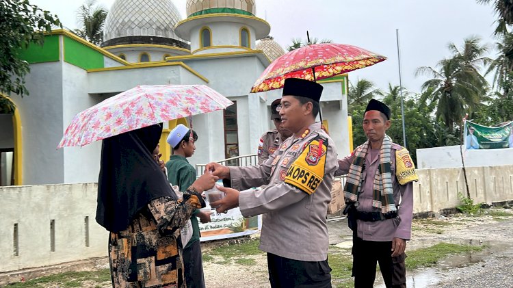 Kapolres Rote Ndao Awali Safari Ramadhan Di RBD Dengan Berbagi Takjil