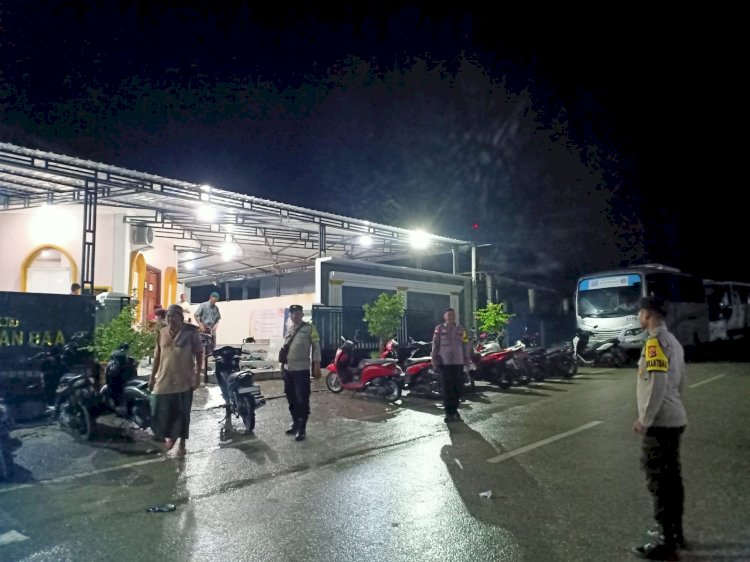 Jamin Kenyamanan Jemaah,Personel Polsek Lobalain Lakukan Pengamanan Sholat Tarawih