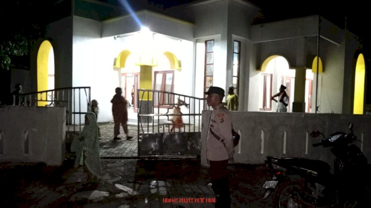 Personel Polsek Rote Barat Daya Lakukan Pengamanan Jamin Kenyamanan Sholat Tarawih