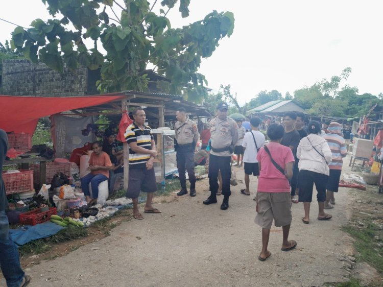 Operasi Ketupat Turangga 2025, Personel Polsek Rote Selatan Lakukan Patroli Dipasar
