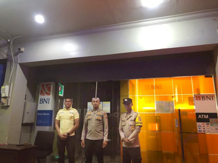 Patroli Malam Personel Polsek Lobalain Untuk Jamin Keamanan Warga