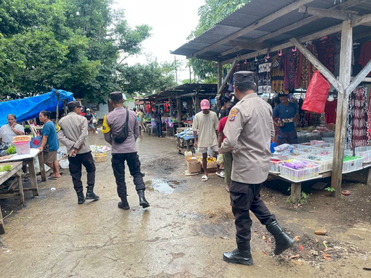 Jamin Keamanan Warga Personel Polsek Rote Tengah Patroli Di Pasar Nggodimeda